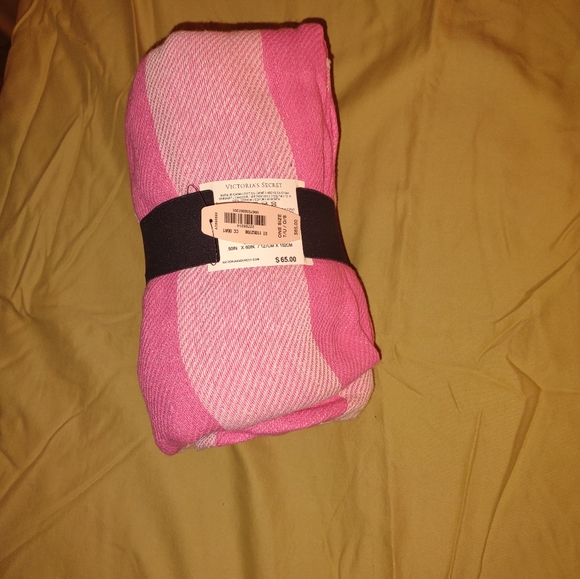 BUNDLE DEAL!!! Victorias Secret Limited Edition 2015 & 2017 Beach Blankets - Picture 6 of 14